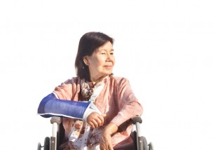 骨粗鬆症の女性